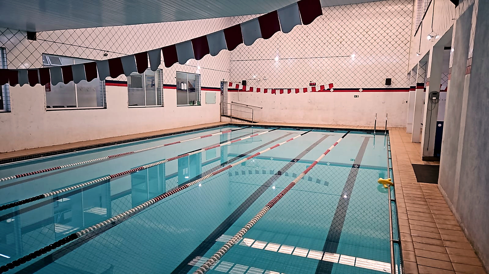 Piscina principal aquecida da Aquademic